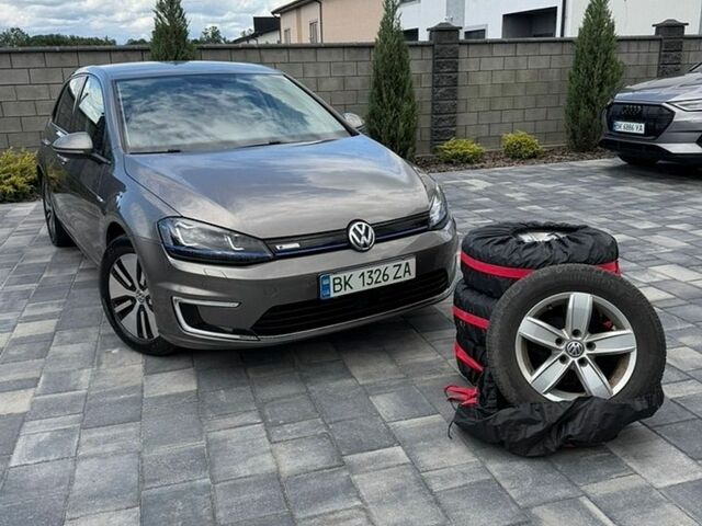 Серый Фольксваген e-Golf, объемом двигателя 0 л и пробегом 120 тыс. км за 9200 $, фото 1 на Automoto.ua
