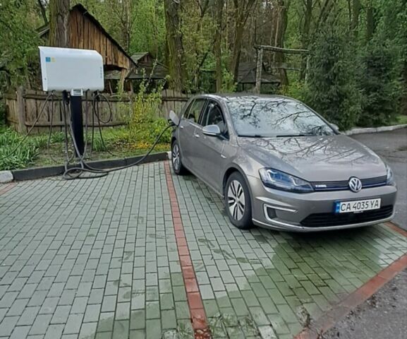 Серый Фольксваген e-Golf, объемом двигателя 0 л и пробегом 100 тыс. км за 9500 $, фото 1 на Automoto.ua
