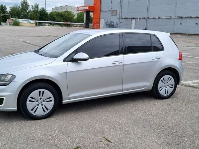 Серый Фольксваген e-Golf, объемом двигателя 0 л и пробегом 153 тыс. км за 8500 $, фото 1 на Automoto.ua