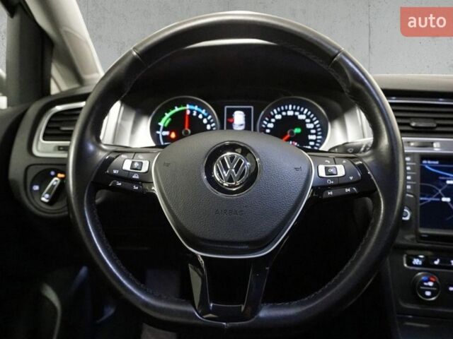 Серый Фольксваген e-Golf, объемом двигателя 0 л и пробегом 99 тыс. км за 10200 $, фото 1 на Automoto.ua