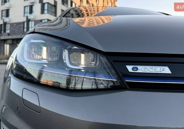 Серый Фольксваген e-Golf, объемом двигателя 0 л и пробегом 97 тыс. км за 9900 $, фото 1 на Automoto.ua