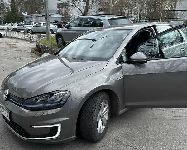 Серый Фольксваген e-Golf, объемом двигателя 0 л и пробегом 90 тыс. км за 10300 $, фото 1 на Automoto.ua