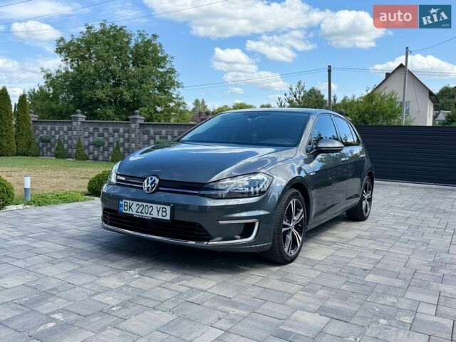 Серый Фольксваген e-Golf, объемом двигателя 0 л и пробегом 119 тыс. км за 13900 $, фото 1 на Automoto.ua