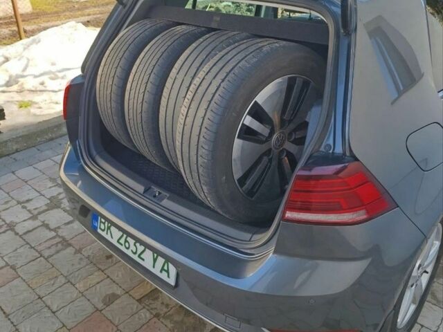 Серый Фольксваген e-Golf, объемом двигателя 0 л и пробегом 152 тыс. км за 13900 $, фото 1 на Automoto.ua