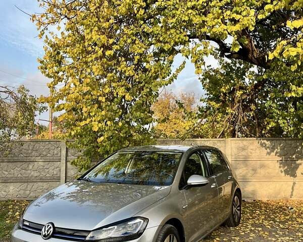 Серый Фольксваген e-Golf, объемом двигателя 0 л и пробегом 103 тыс. км за 15300 $, фото 1 на Automoto.ua