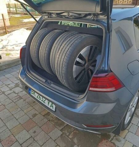 Серый Фольксваген e-Golf, объемом двигателя 0 л и пробегом 152 тыс. км за 13900 $, фото 1 на Automoto.ua