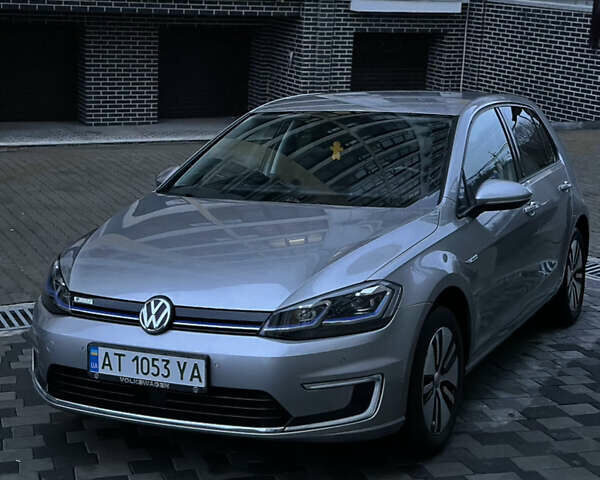 Серый Фольксваген e-Golf, объемом двигателя 0 л и пробегом 139 тыс. км за 12000 $, фото 1 на Automoto.ua