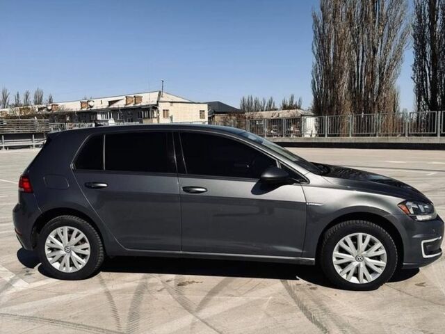 Серый Фольксваген e-Golf, объемом двигателя 0 л и пробегом 156 тыс. км за 10900 $, фото 1 на Automoto.ua