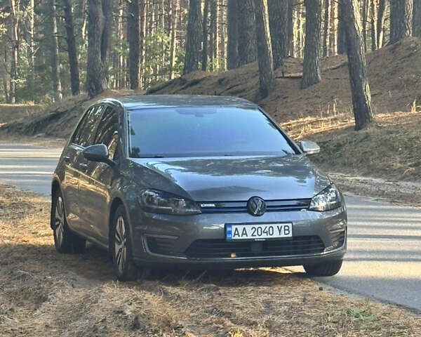 Серый Фольксваген e-Golf, объемом двигателя 0 л и пробегом 91 тыс. км за 16000 $, фото 1 на Automoto.ua