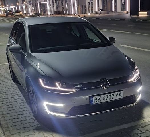 Серый Фольксваген e-Golf, объемом двигателя 0 л и пробегом 117 тыс. км за 14900 $, фото 1 на Automoto.ua