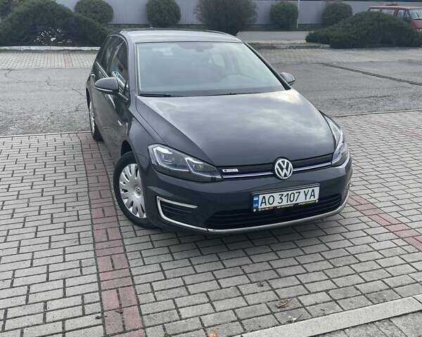 Серый Фольксваген e-Golf, объемом двигателя 0 л и пробегом 84 тыс. км за 15100 $, фото 1 на Automoto.ua