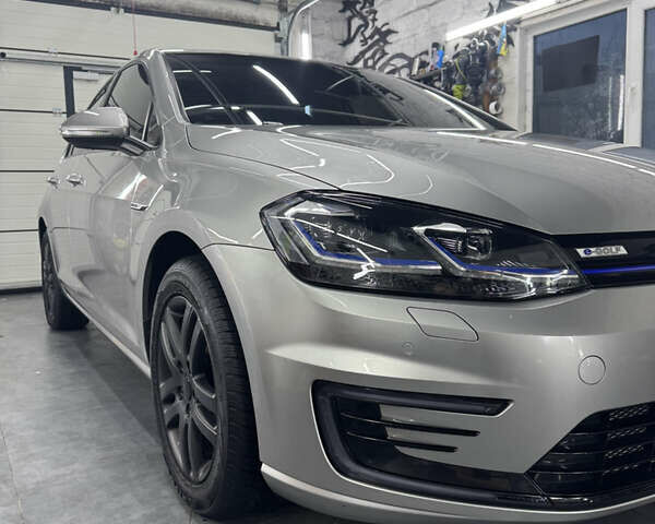 Серый Фольксваген e-Golf, объемом двигателя 0 л и пробегом 87 тыс. км за 14999 $, фото 1 на Automoto.ua