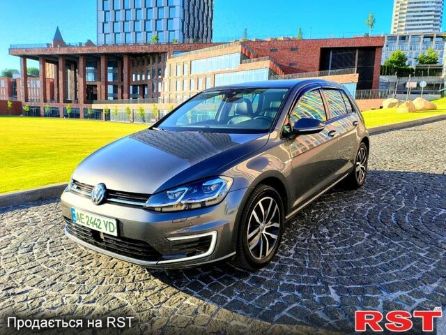 Серый Фольксваген e-Golf, объемом двигателя 36 л и пробегом 110 тыс. км за 16700 $, фото 1 на Automoto.ua