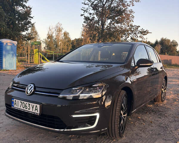 Серый Фольксваген e-Golf, объемом двигателя 0 л и пробегом 93 тыс. км за 15000 $, фото 1 на Automoto.ua