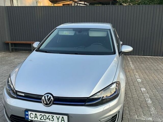 Серый Фольксваген e-Golf, объемом двигателя 0 л и пробегом 98 тыс. км за 14100 $, фото 1 на Automoto.ua