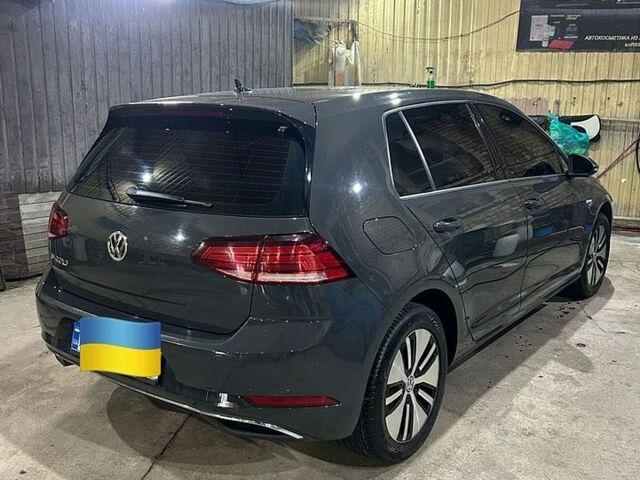 Серый Фольксваген e-Golf, объемом двигателя 0 л и пробегом 94 тыс. км за 13300 $, фото 1 на Automoto.ua