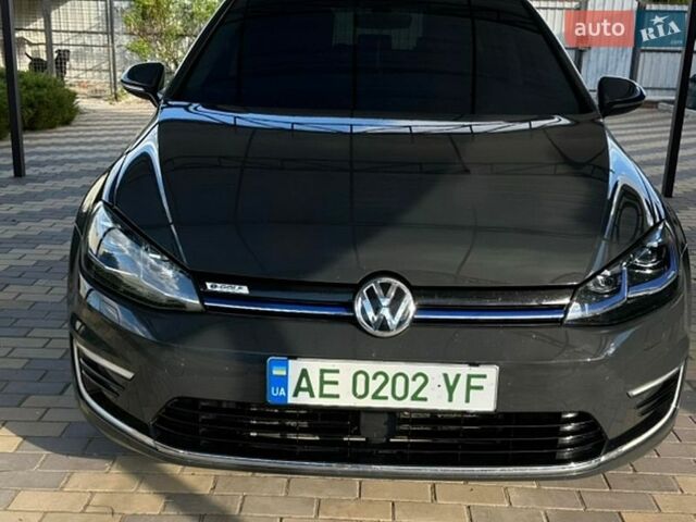 Серый Фольксваген e-Golf, объемом двигателя 0 л и пробегом 100 тыс. км за 14000 $, фото 1 на Automoto.ua