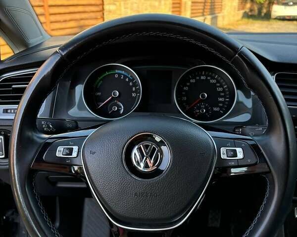 Серый Фольксваген e-Golf, объемом двигателя 0 л и пробегом 33 тыс. км за 15200 $, фото 1 на Automoto.ua