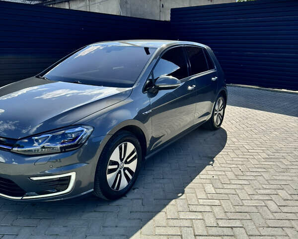 Серый Фольксваген e-Golf, объемом двигателя 0 л и пробегом 49 тыс. км за 16000 $, фото 1 на Automoto.ua
