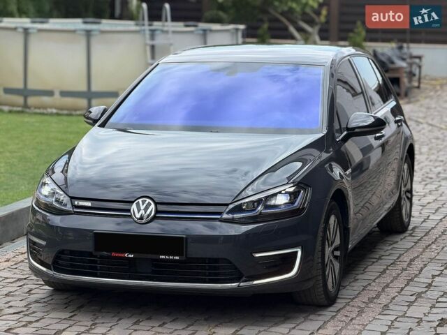 Серый Фольксваген e-Golf, объемом двигателя 0 л и пробегом 53 тыс. км за 13999 $, фото 1 на Automoto.ua