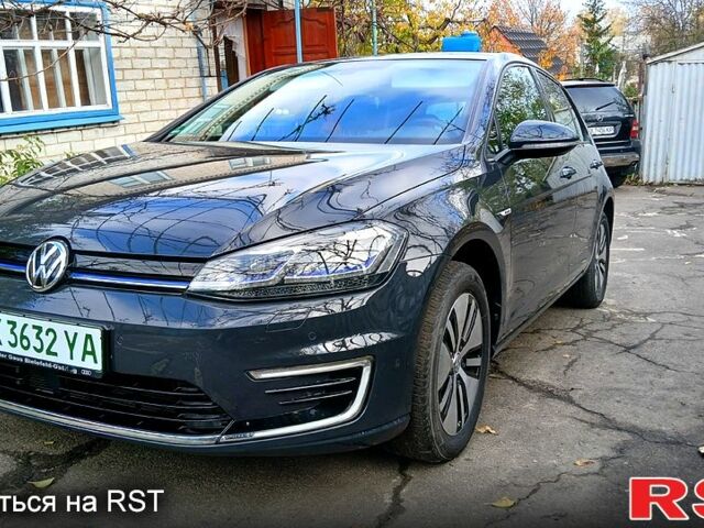 Серый Фольксваген e-Golf, объемом двигателя 0 л и пробегом 29 тыс. км за 16600 $, фото 1 на Automoto.ua