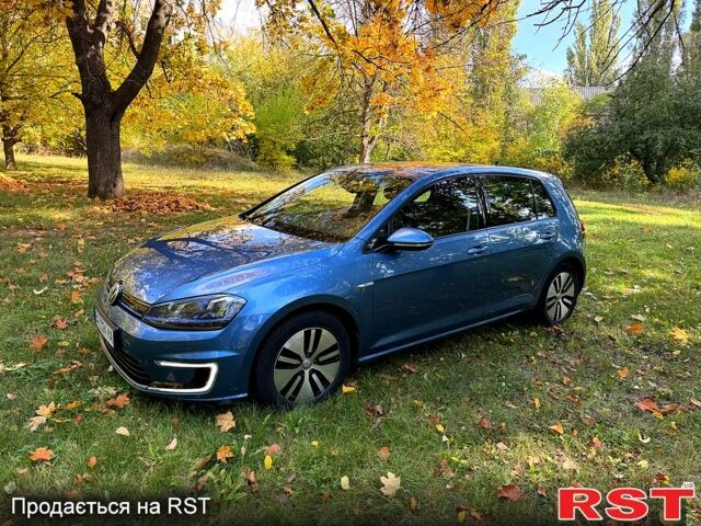 Синий Фольксваген e-Golf, объемом двигателя 100 л и пробегом 158 тыс. км за 9500 $, фото 1 на Automoto.ua