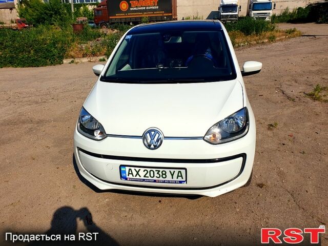 Белый Фольксваген e-up, объемом двигателя 65 л и пробегом 177 тыс. км за 7000 $, фото 1 на Automoto.ua