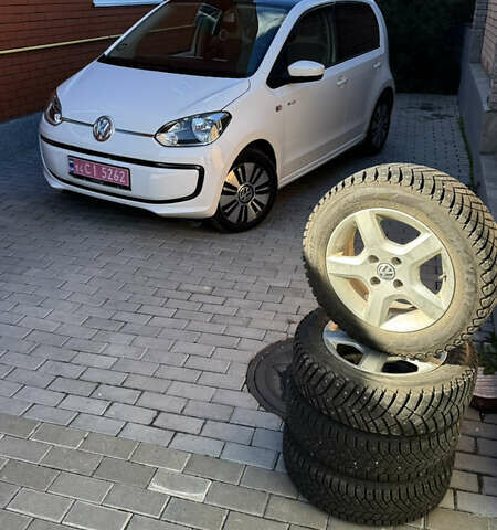 Белый Фольксваген e-up, объемом двигателя 0 л и пробегом 49 тыс. км за 8100 $, фото 1 на Automoto.ua