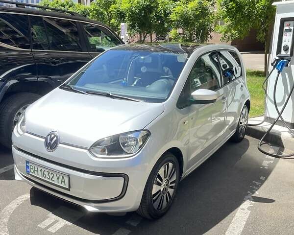 Серый Фольксваген e-up, объемом двигателя 0 л и пробегом 106 тыс. км за 8000 $, фото 1 на Automoto.ua