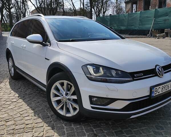 Белый Фольксваген Golf Alltrack, объемом двигателя 2 л и пробегом 268 тыс. км за 16100 $, фото 1 на Automoto.ua