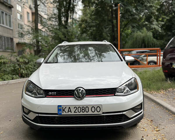 Белый Фольксваген Golf Alltrack, объемом двигателя 1.8 л и пробегом 196 тыс. км за 12400 $, фото 1 на Automoto.ua