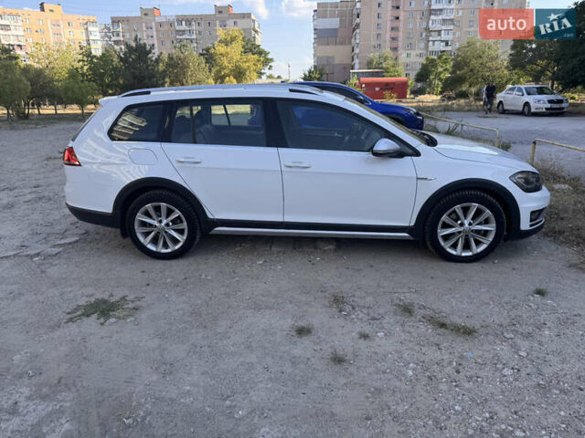 Белый Фольксваген Golf Alltrack, объемом двигателя 1.8 л и пробегом 107 тыс. км за 15000 $, фото 1 на Automoto.ua