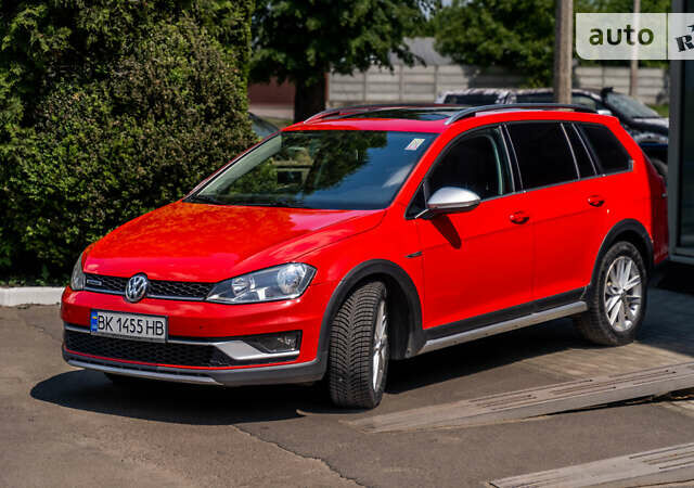 Красный Фольксваген Golf Alltrack, объемом двигателя 1.8 л и пробегом 86 тыс. км за 15800 $, фото 1 на Automoto.ua