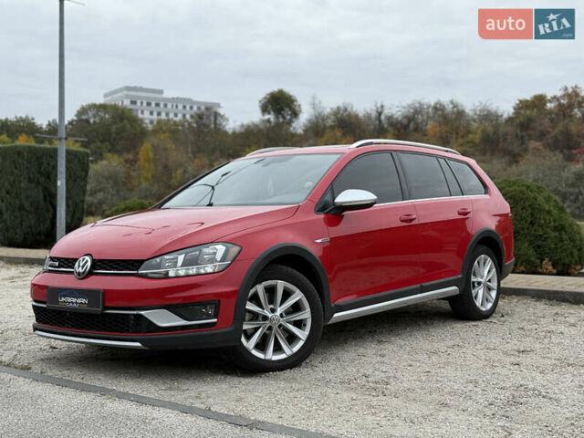 Красный Фольксваген Golf Alltrack, объемом двигателя 1.8 л и пробегом 45 тыс. км за 16300 $, фото 1 на Automoto.ua