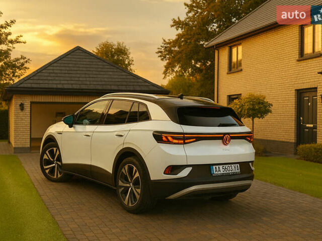 Белый Фольксваген ID.4, объемом двигателя 0 л и пробегом 65 тыс. км за 22999 $, фото 1 на Automoto.ua