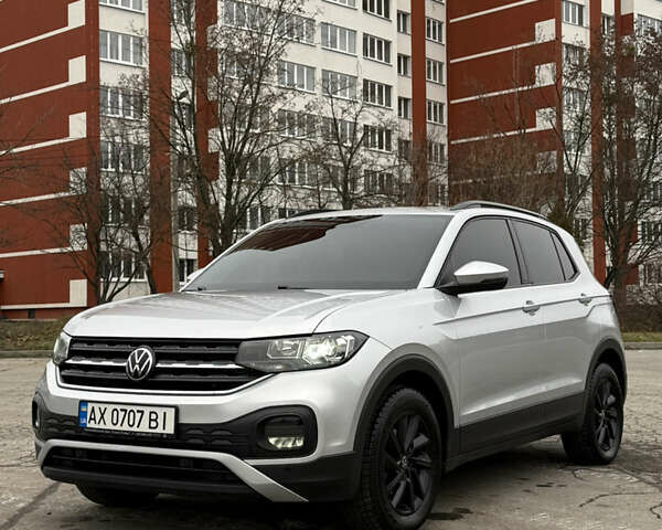 Серый Фольксваген T-Cross, объемом двигателя 1 л и пробегом 54 тыс. км за 19000 $, фото 1 на Automoto.ua