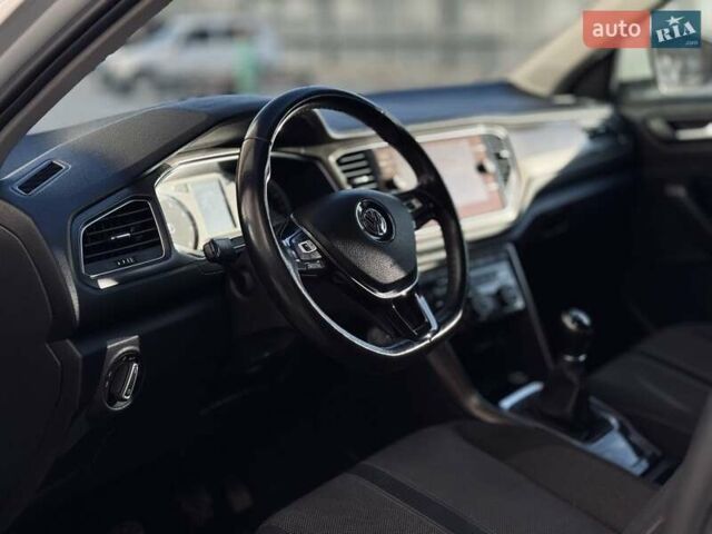 Белый Фольксваген Ти-Рок, объемом двигателя 1.5 л и пробегом 180 тыс. км за 16600 $, фото 1 на Automoto.ua