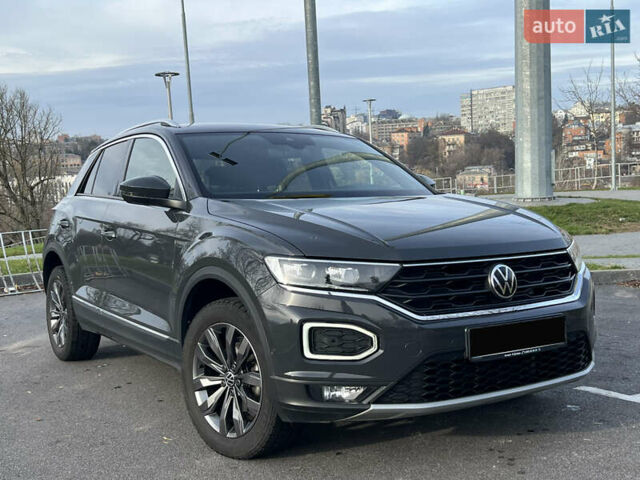 Серый Фольксваген Ти-Рок, объемом двигателя 1.5 л и пробегом 49 тыс. км за 23700 $, фото 1 на Automoto.ua