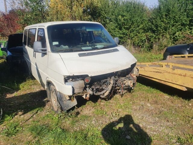 Белый Фольксваген Transporter, объемом двигателя 2 л и пробегом 300 тыс. км за 2000 $, фото 1 на Automoto.ua