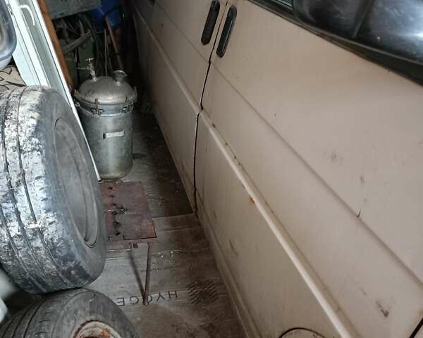 Білий Фольксваген Transporter, об'ємом двигуна 1.9 л та пробігом 300 тис. км за 2500 $, фото 1 на Automoto.ua