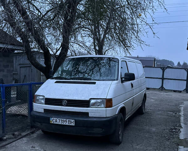 Білий Фольксваген Transporter, об'ємом двигуна 2.4 л та пробігом 300 тис. км за 5800 $, фото 1 на Automoto.ua