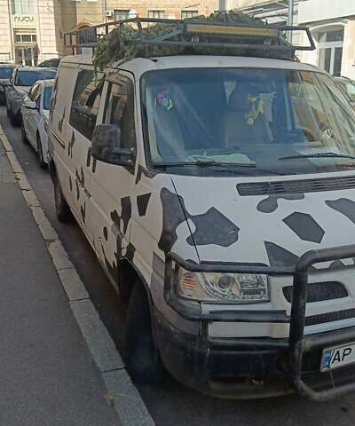 Белый Фольксваген Transporter, объемом двигателя 2.5 л и пробегом 300 тыс. км за 5000 $, фото 1 на Automoto.ua