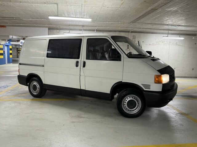 Белый Фольксваген Transporter, объемом двигателя 2.5 л и пробегом 357 тыс. км за 3500 $, фото 1 на Automoto.ua