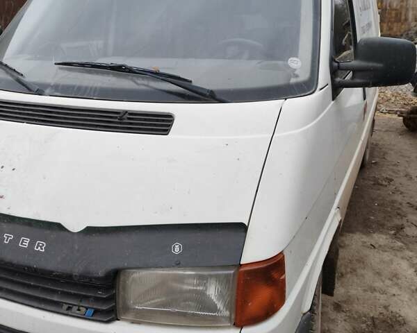 Белый Фольксваген Transporter, объемом двигателя 2.4 л и пробегом 400 тыс. км за 3700 $, фото 1 на Automoto.ua
