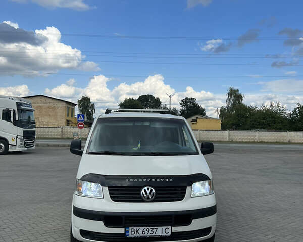 Белый Фольксваген Transporter, объемом двигателя 1.9 л и пробегом 335 тыс. км за 7500 $, фото 1 на Automoto.ua