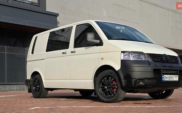 Белый Фольксваген Transporter, объемом двигателя 2.5 л и пробегом 325 тыс. км за 9999 $, фото 1 на Automoto.ua