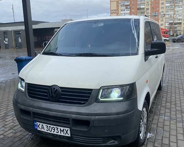 Белый Фольксваген Transporter, объемом двигателя 1.9 л и пробегом 400 тыс. км за 10000 $, фото 1 на Automoto.ua