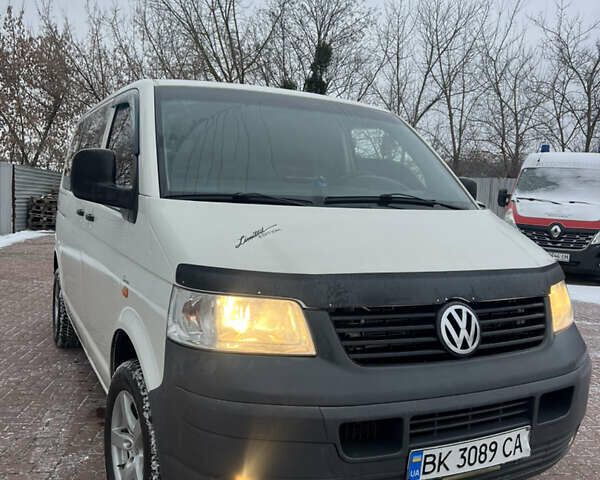 Білий Фольксваген Transporter, об'ємом двигуна 2.5 л та пробігом 319 тис. км за 7900 $, фото 1 на Automoto.ua
