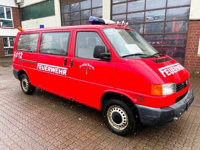 Красный Фольксваген Transporter, объемом двигателя 2.4 л и пробегом 180 тыс. км за 2500 $, фото 1 на Automoto.ua