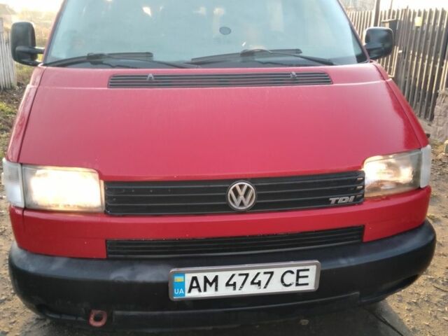 Красный Фольксваген Transporter, объемом двигателя 2.5 л и пробегом 375 тыс. км за 8300 $, фото 1 на Automoto.ua